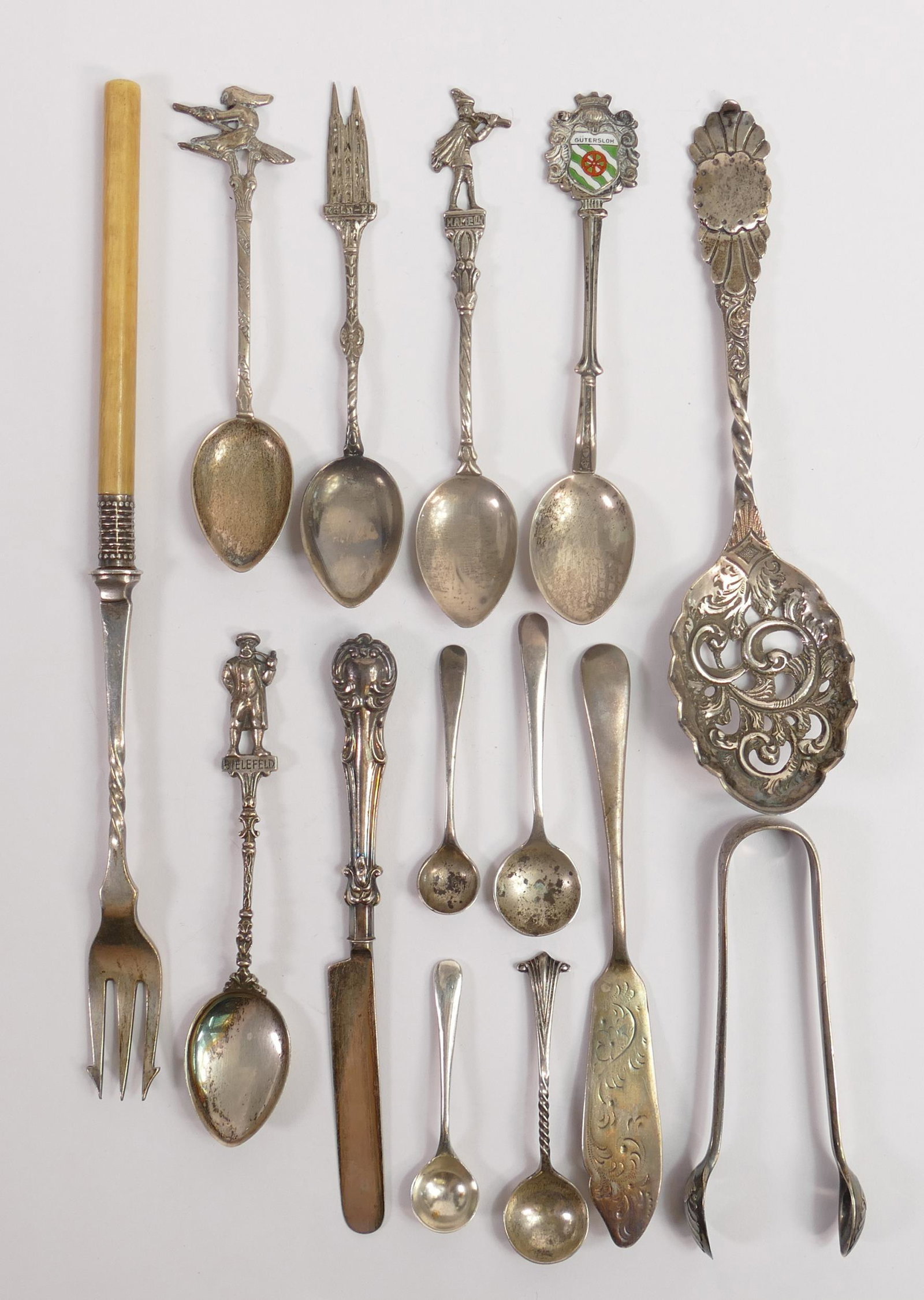 A collection of British and Continental Silver cutlery including spoons, tongues etc, 168g.: A collection of British and Continental Silver cutlery including spoons, tongues etc, 168g.