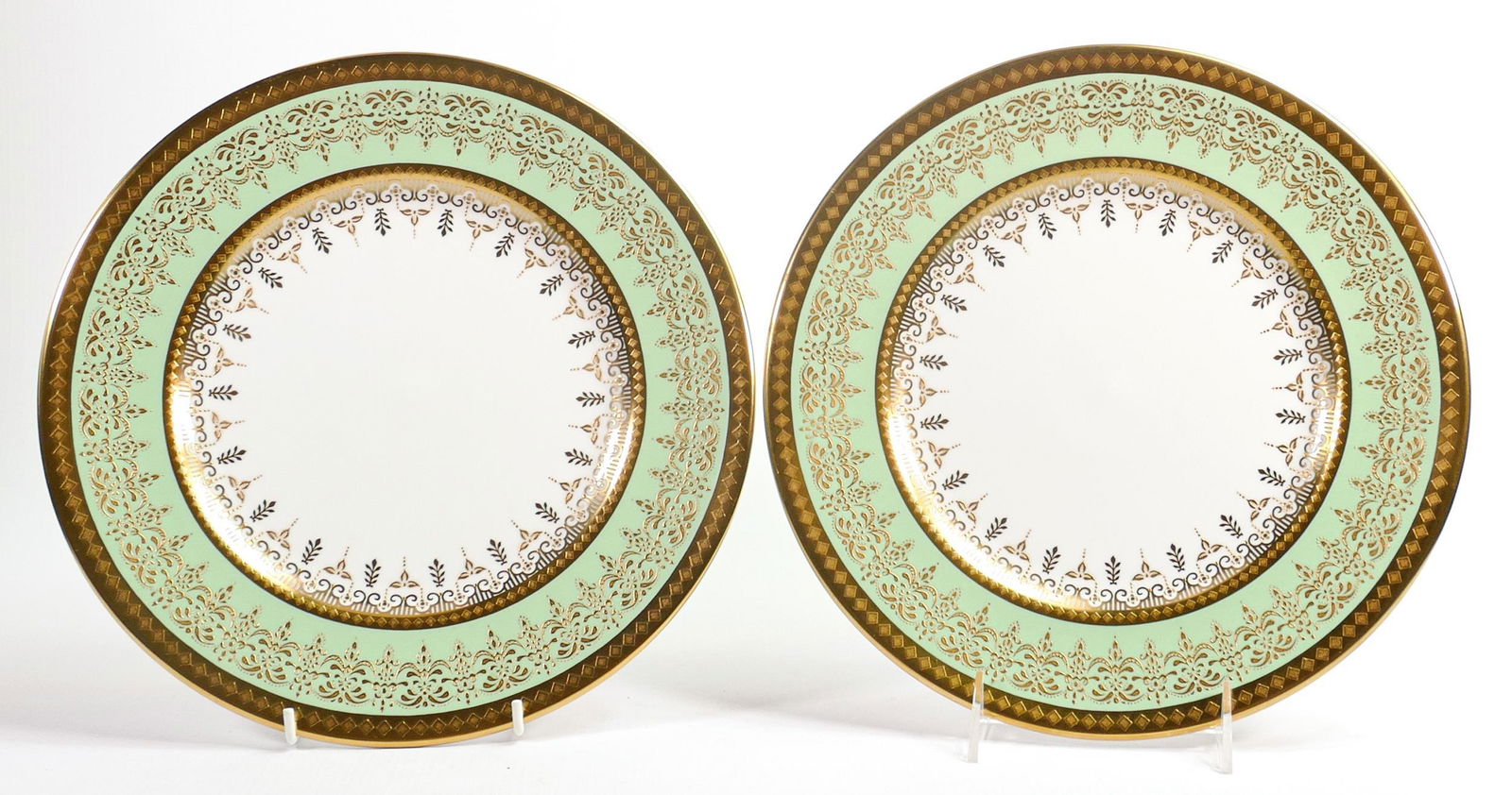 De Lamerie Fine Bone China, heavily gilded dinner plates , specially made high end quality item,: De Lamerie Fine Bone China, heavily gilded dinner plates , specially made high end quality item, Made in England, diameter 27cm(2)