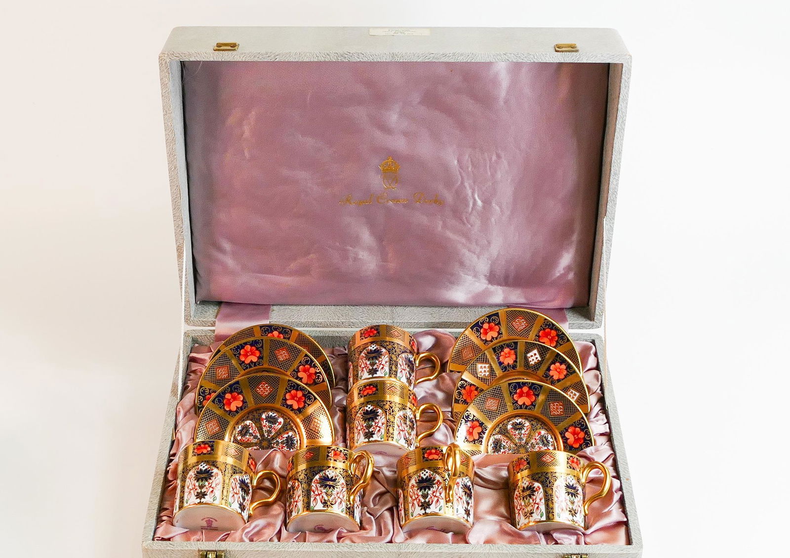 Royal Crown Derby 1128 Imari set of coffee cups and saucers, red backstamp, in silk lined: Royal Crown Derby 1128 Imari set of coffee cups and saucers, red backstamp, in silk lined presentation box. (12)