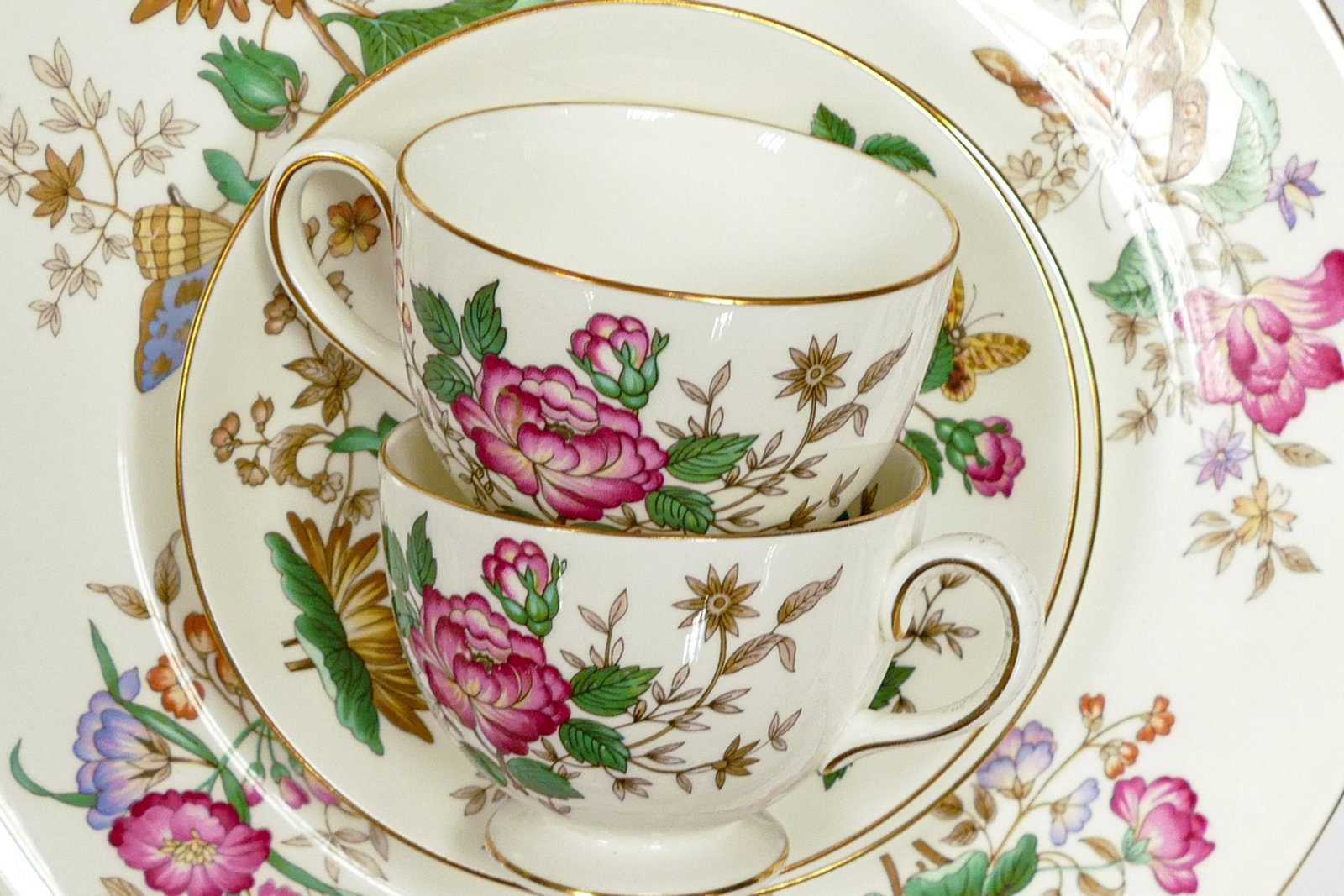 Wedgwood Charnwood tea and dinner ware to include tea set, oval platter, dinner plates, salad: Wedgwood Charnwood tea and dinner ware to include tea set, oval platter, dinner plates, salad plates, twin handled soup bowls with saucers etc. Hairline crack to teapot lid. surface marks and wear to
