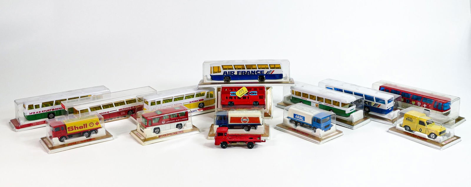 A collection of Majorette model airport buses, coaches & vehicles (14) (1 of 2)