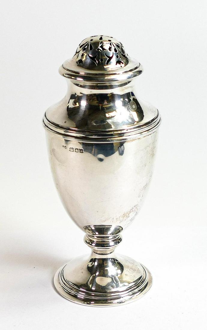 Large silver sugar caster with hallmarks for London 1925, maker Charles & Richard Comyns, weight: Large silver sugar caster with hallmarks for London 1925, maker Charles & Richard Comyns, weight 114g. Good used condition, clear hallmarks.