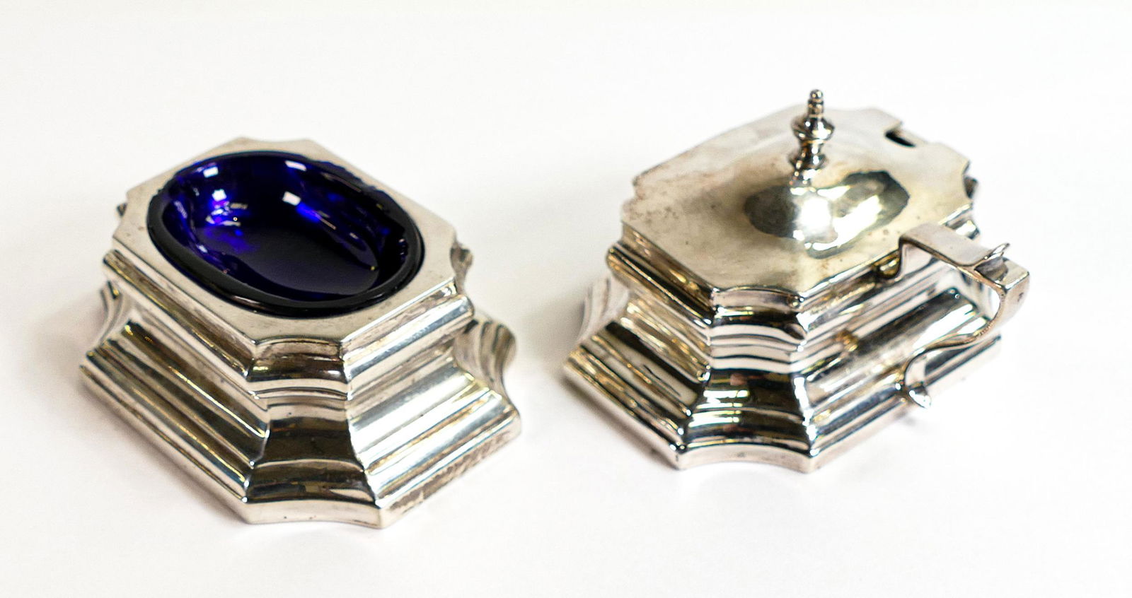 Hardy Brothers hallmarked silver salt & mustard pots, weight of silver 139.6g excluding liners, both (1 of 2)