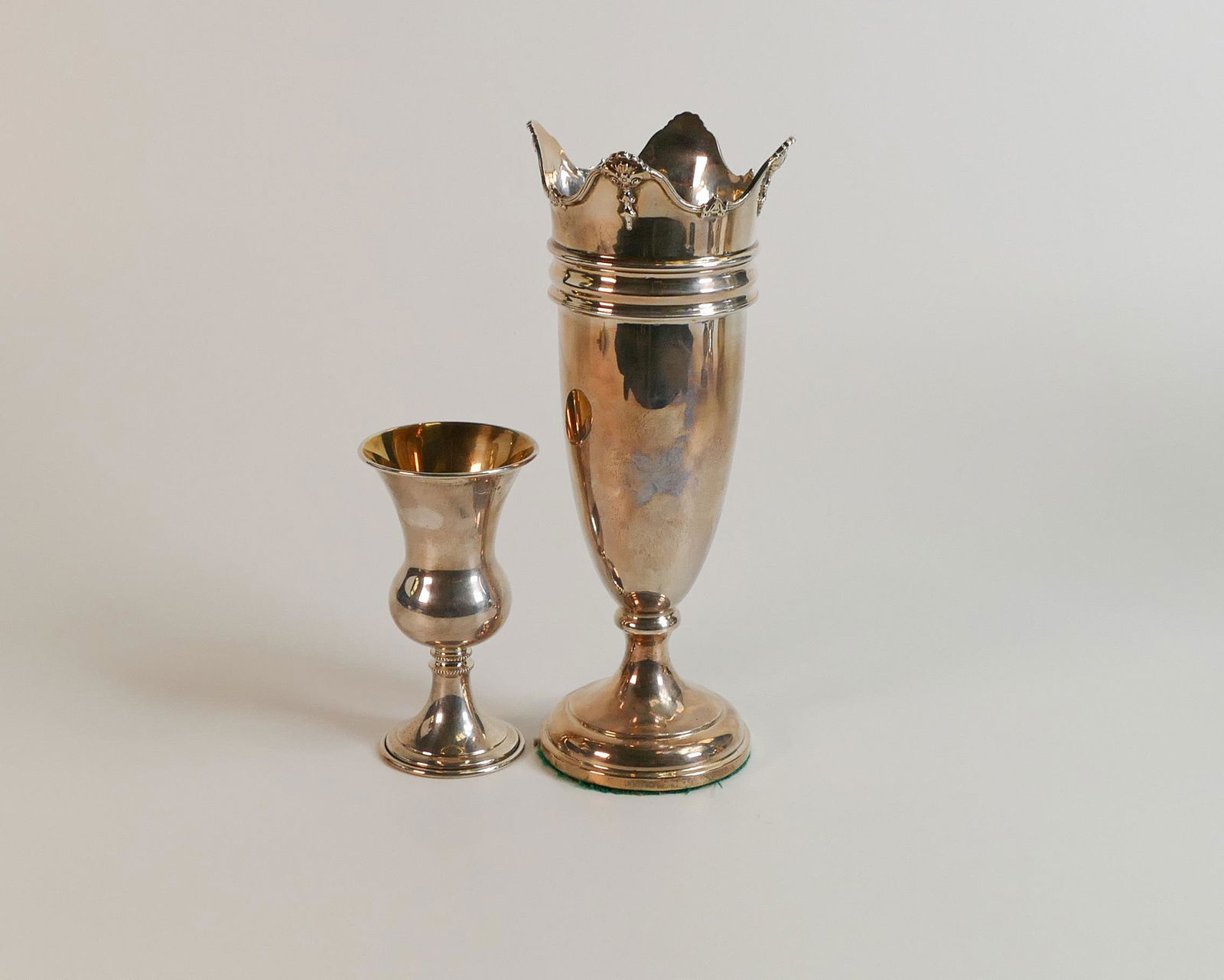 Silver vase hallmarked for Birmingham 1926, filled base, h.20cm, 270g and a smaller Silver vase, (1 of 2)