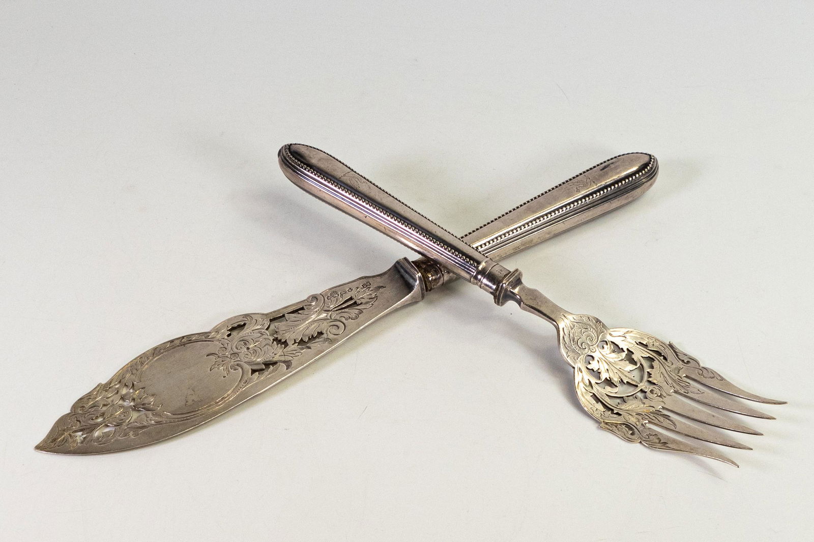 Victorian hallmarked silver fish servers, gross weight including loaded handles 265g. (1 of 2)