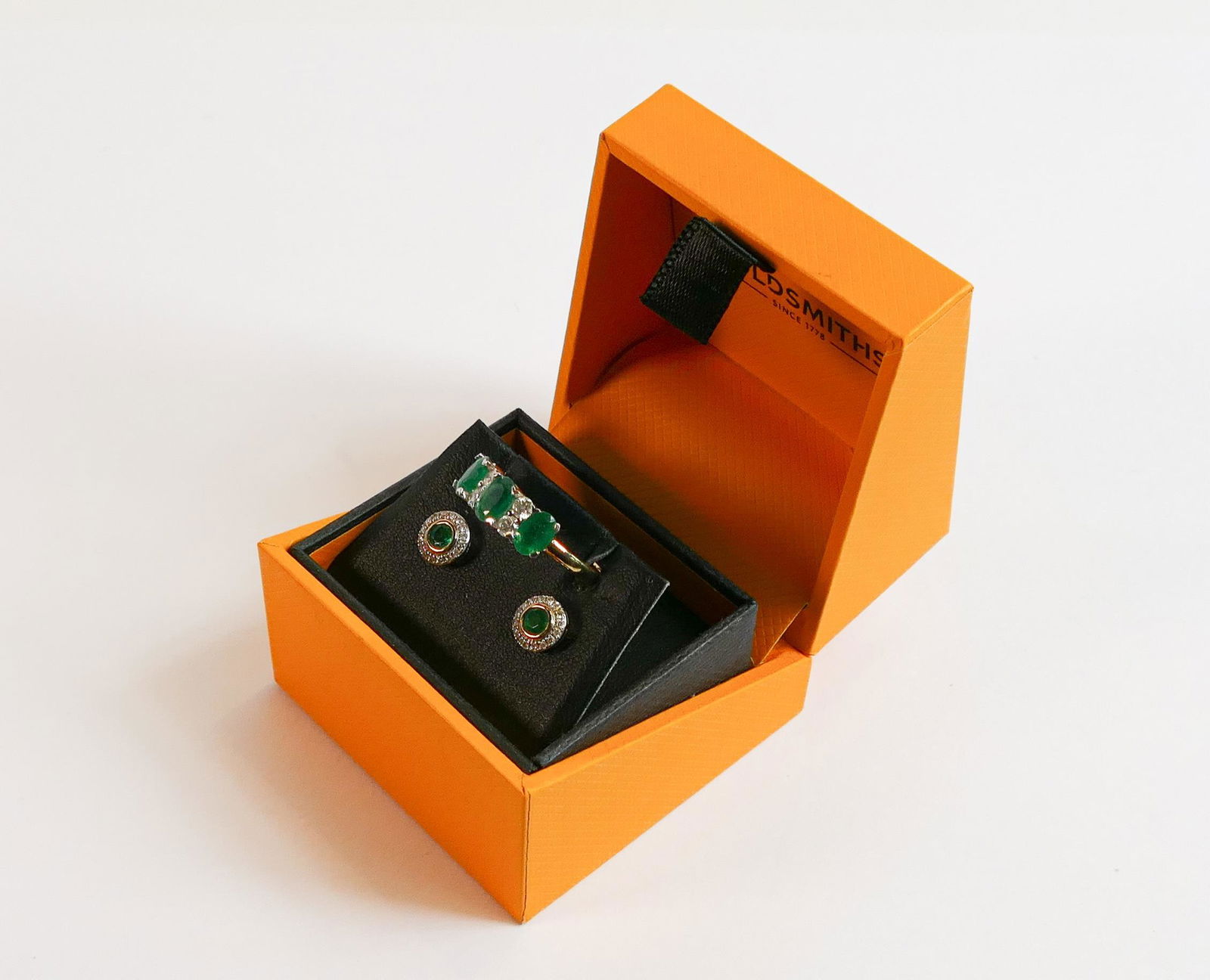 9ct gold emerald ring and matching earrings set, 4g. Ring size M (3) (1 of 2)