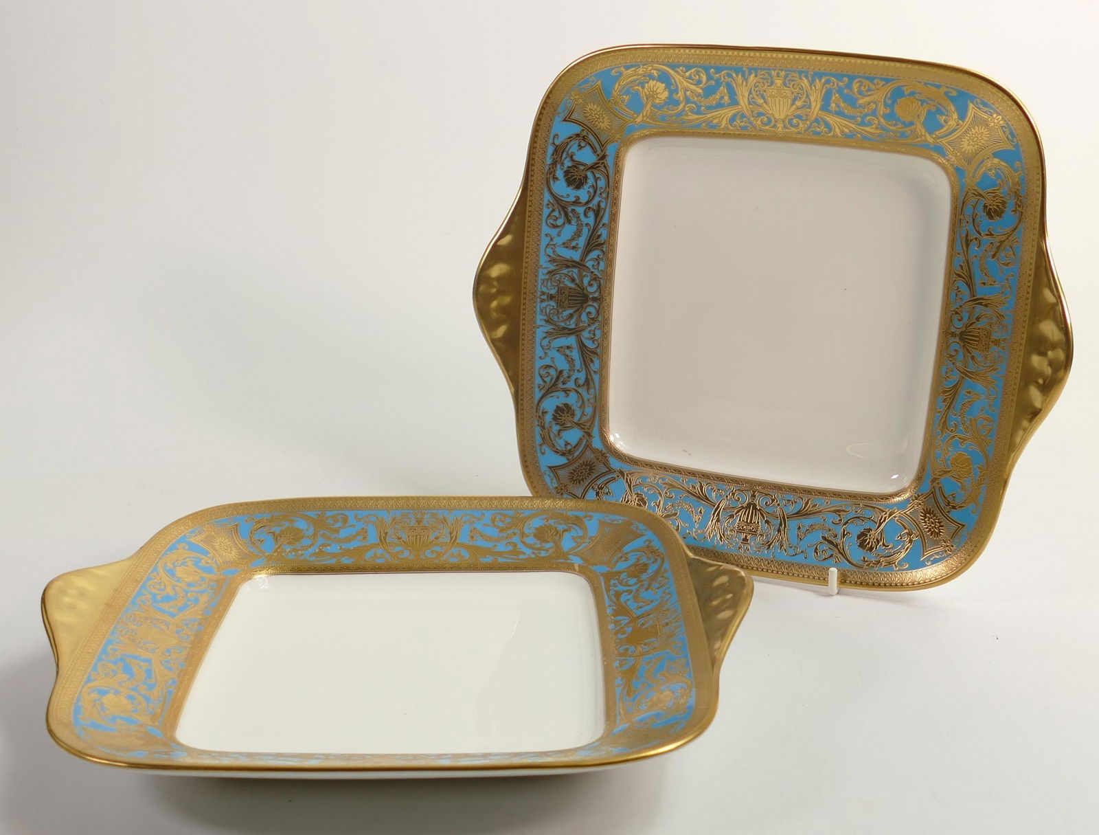 De Lamerie Fine Bone China Robert Adam patterne handled Sandwich plates, specially made high end: De Lamerie Fine Bone China Robert Adam patterne handled Sandwich plates, specially made high end quality items, width 27cm (2)