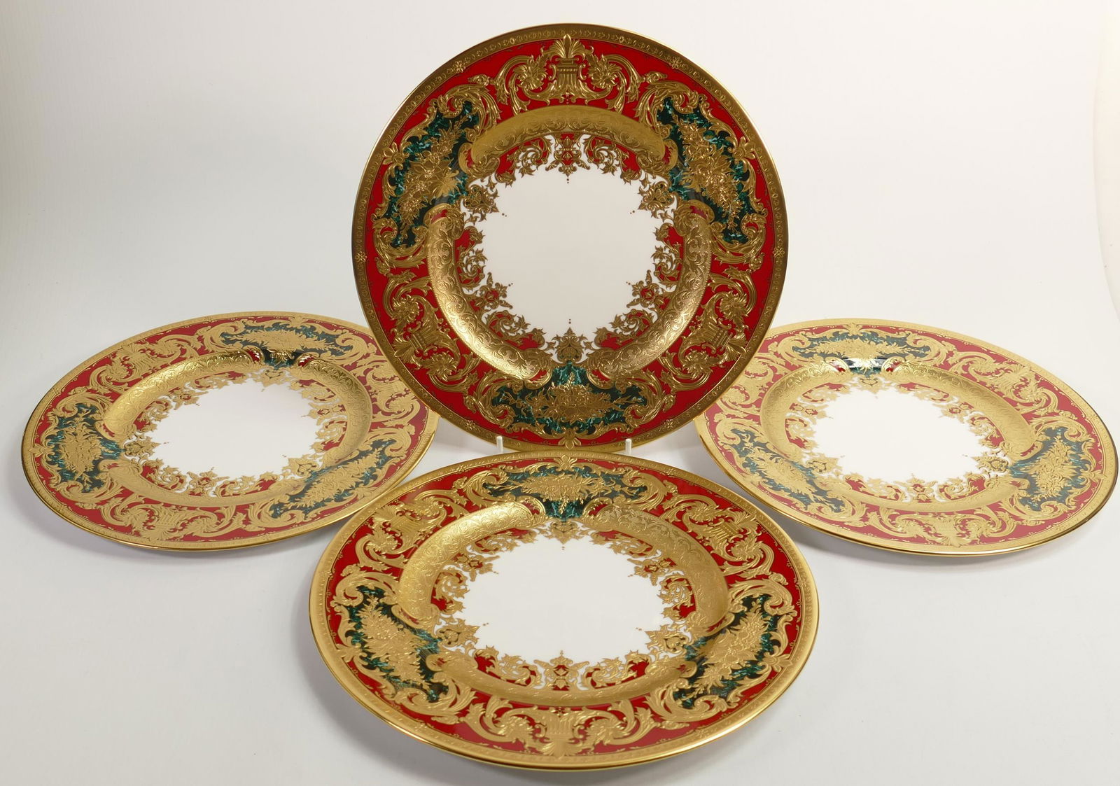 De Lamerie Fine Bone China deep red & mottled green Majestic dinner plates, specially made high end: De Lamerie Fine Bone China deep red & mottled green Majestic dinner plates, specially made high end quality items, diameter 27cm (4)
