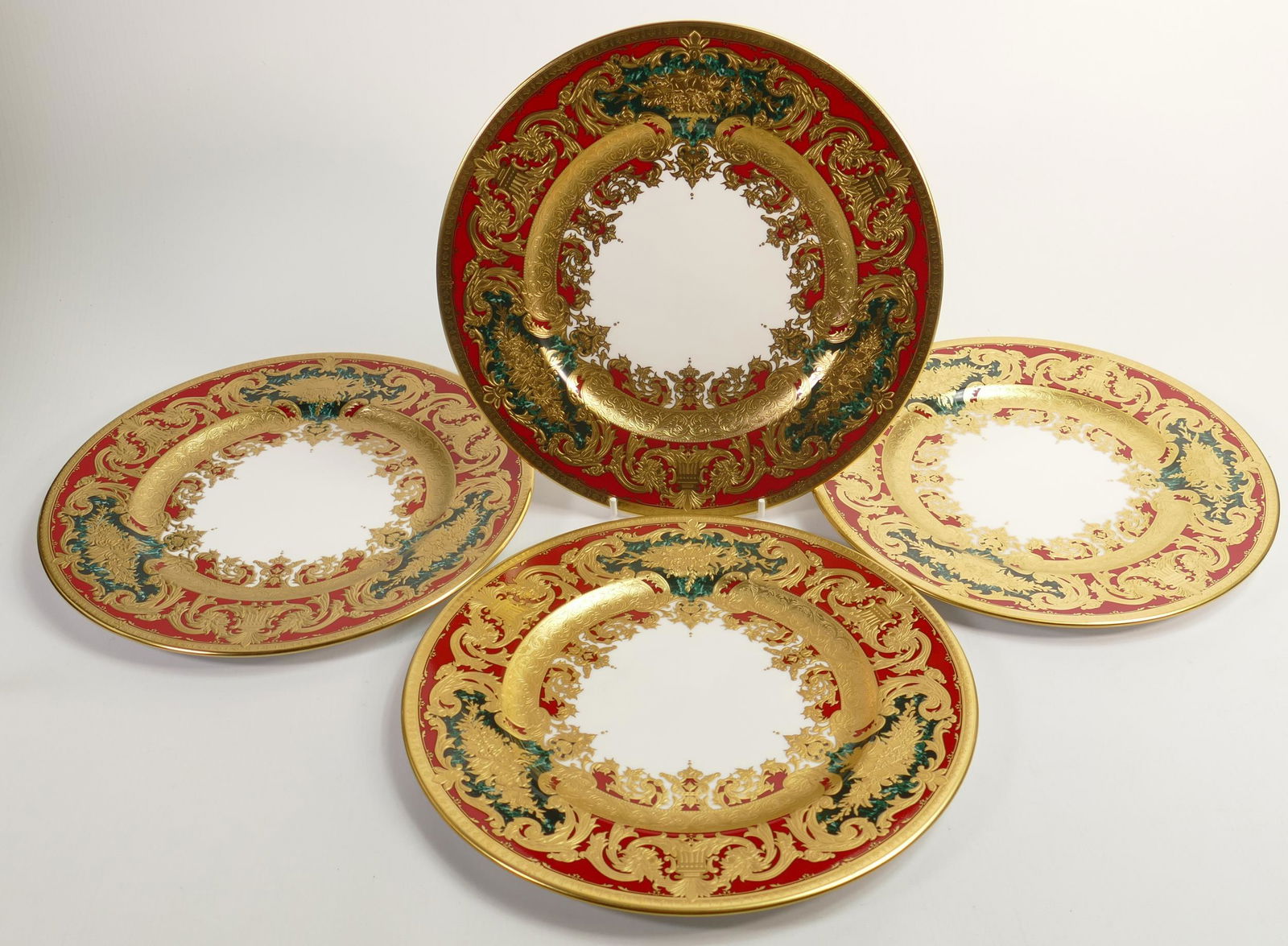 De Lamerie Fine Bone China deep red & mottled green Majestic dinner plates, specially made high end: De Lamerie Fine Bone China deep red & mottled green Majestic dinner plates, specially made high end quality items, diameter 27cm (4)