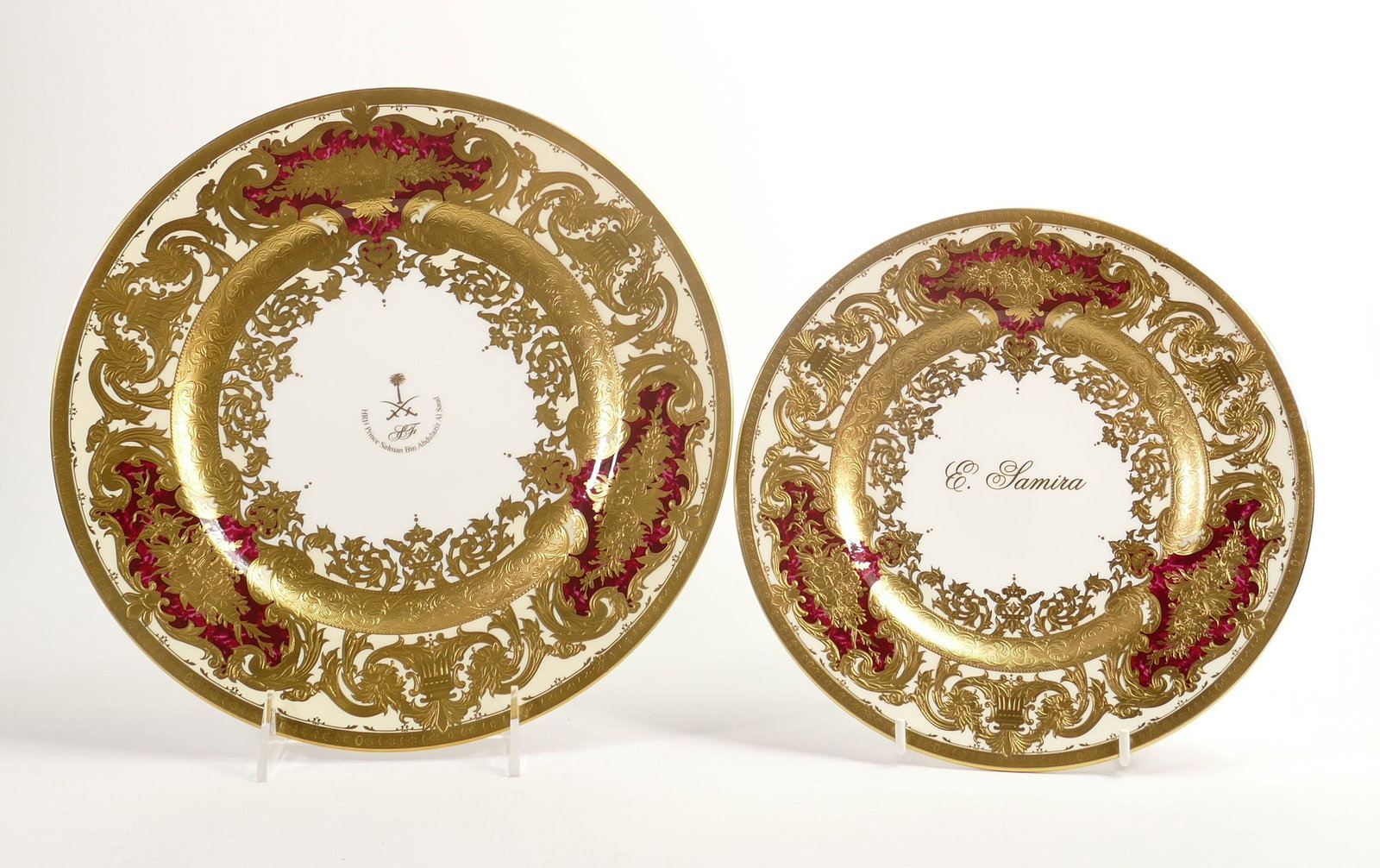 De Lamerie Fine Bone China marbled Burgundy Royal pattern plates, specially made high end quality: De Lamerie Fine Bone China marbled Burgundy Royal pattern plates, specially made high end quality items, special commission for Prince Salman Bin Abdulaziz Al Saud & similar, largest diameter 27cm (2)