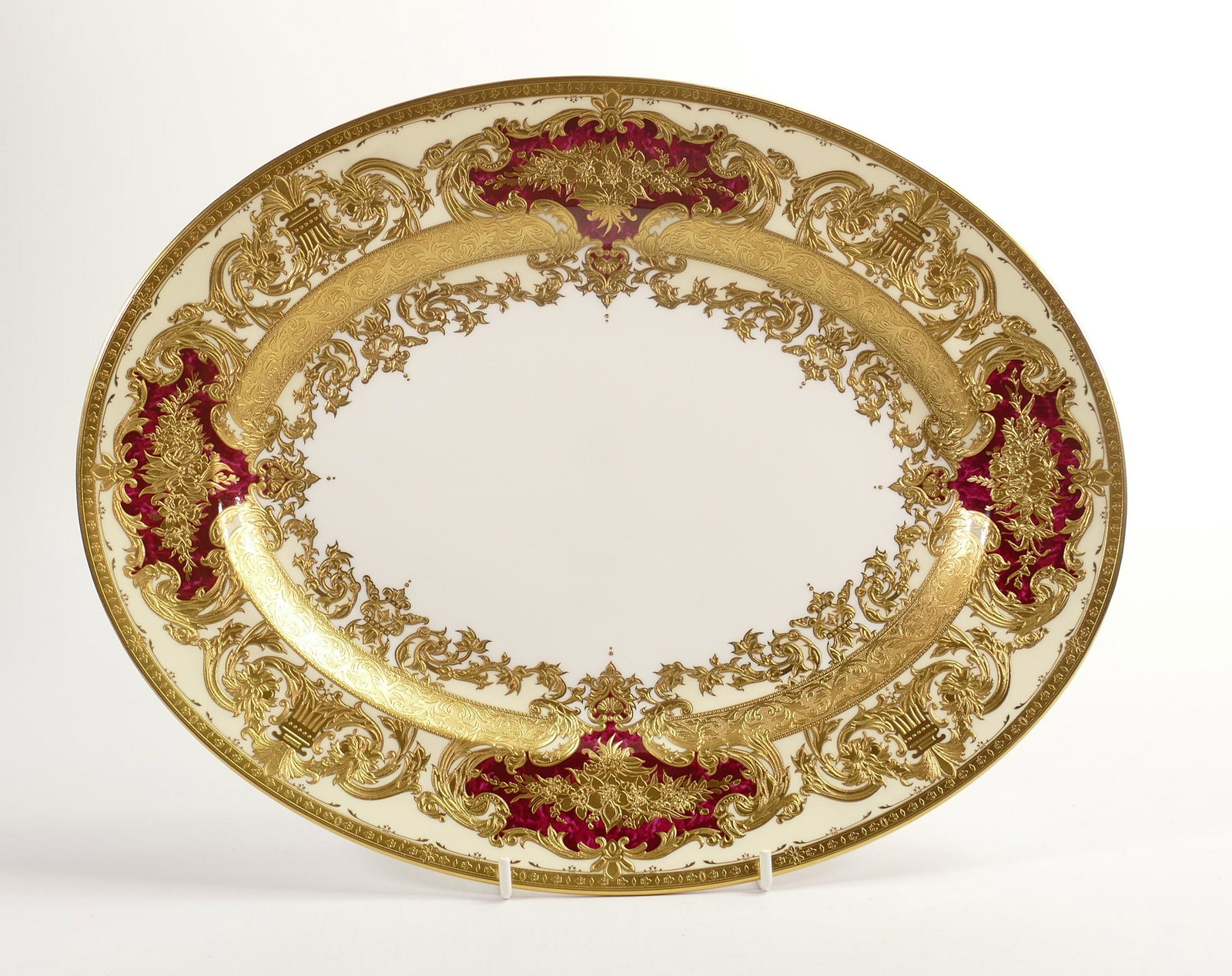 De Lamerie Fine Bone China marbled Burgundy Majestic pattern oval platter, specially made high end: De Lamerie Fine Bone China marbled Burgundy Majestic pattern oval platter, specially made high end quality item, diameter 33.5cm