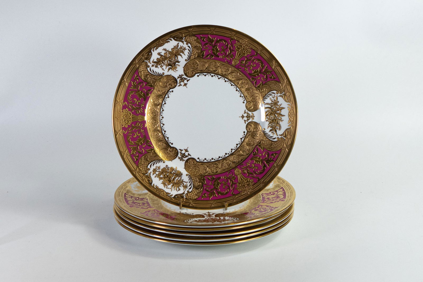 Set of six De Lamerie pink Royale plates, specially made high end quality items, made in England. (1 of 5)