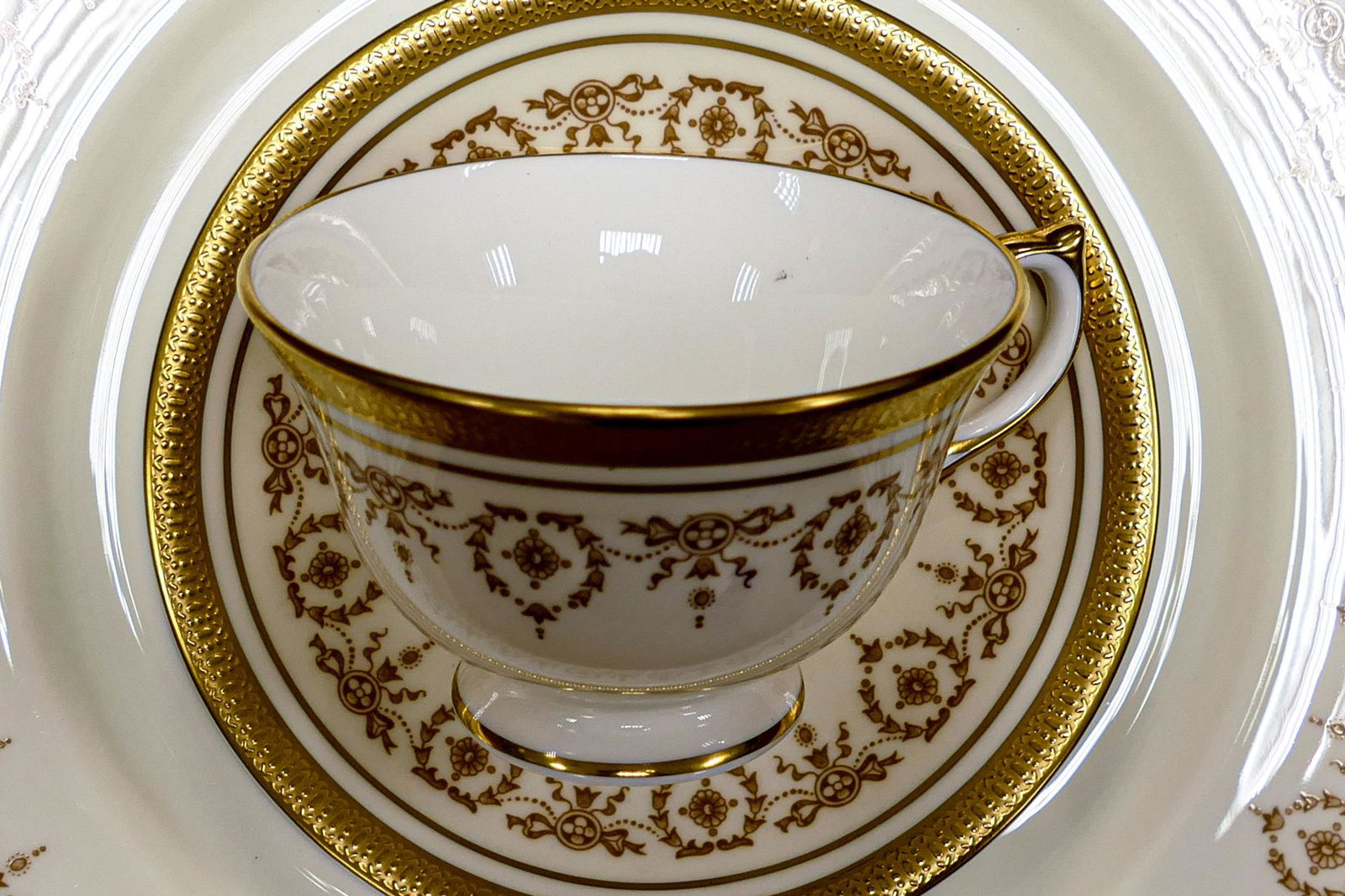 Large collection of Aynsley Gold Dowery patterned tea & dinner ware including trios tureens, dinner (1 of 5)
