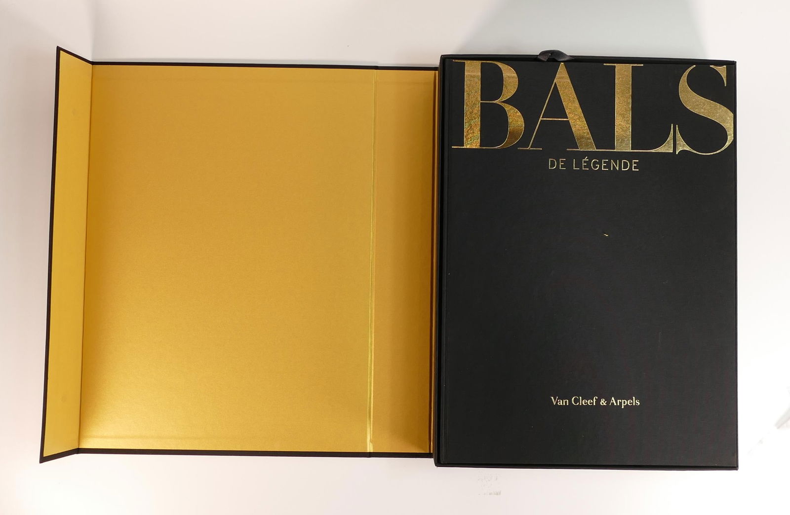 BALS DE LÉGENDE Van Cleef & Arpels Couture Special: Van Cleef & Arpels, Bals de Légende