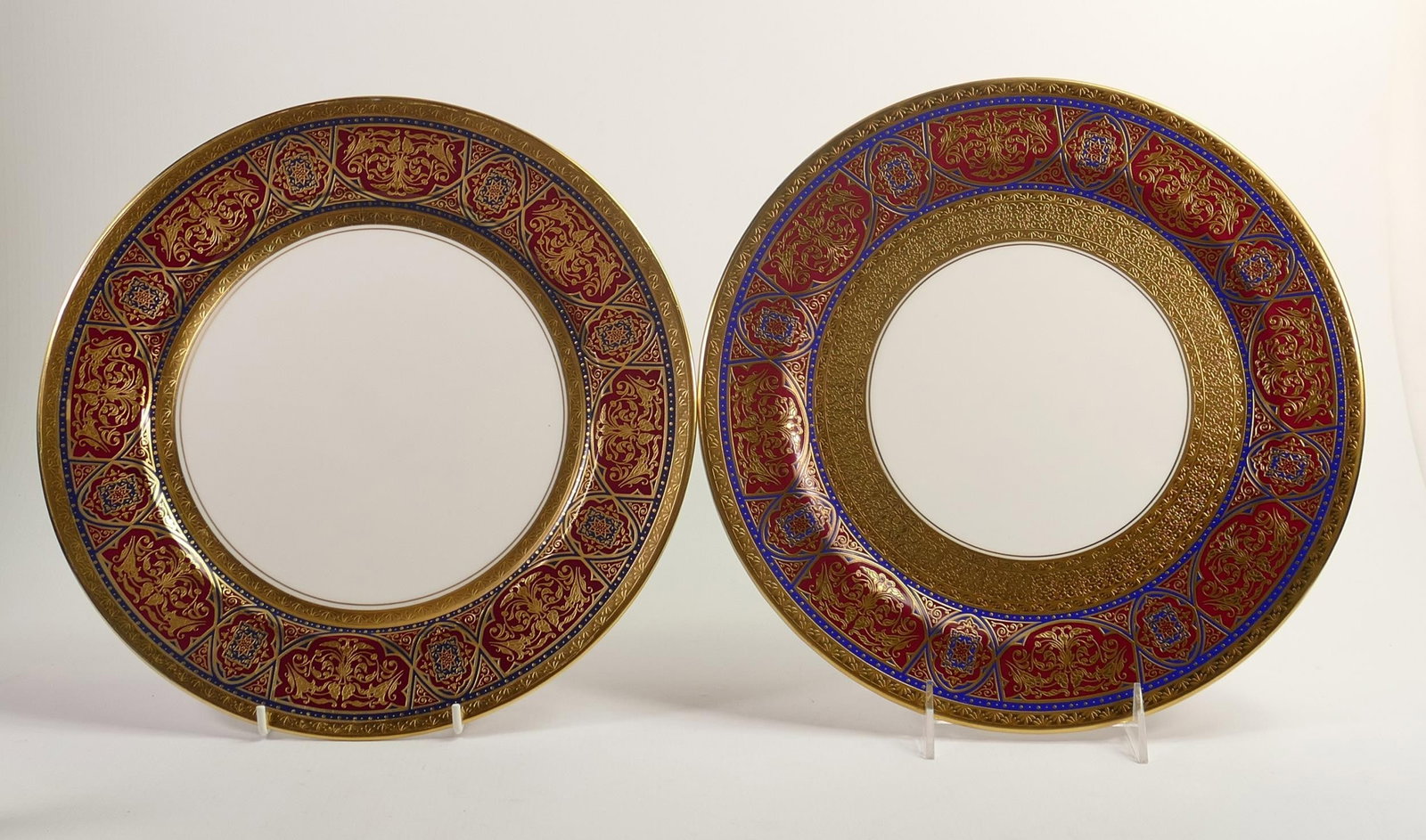 De Lamerie Fine Bone China deep red & dark blue Samarkand pattern serving plates, specially made: De Lamerie Fine Bone China deep red & dark blue Samarkand pattern serving plates, specially made high end quality items, diameter 31cm & 30cm (2)