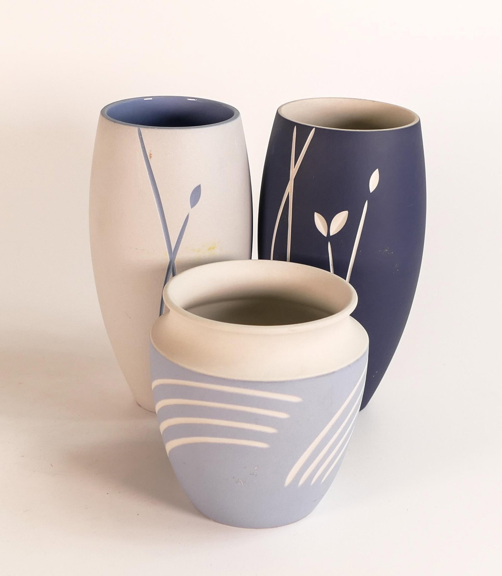 Wedgwood prototype vases & pot in the Cam Symmetry design, height of tallest 15.5cm (3): Wedgwood prototype vases & pot in the Cam Symmetry design, height of tallest 15.5cm (3)
