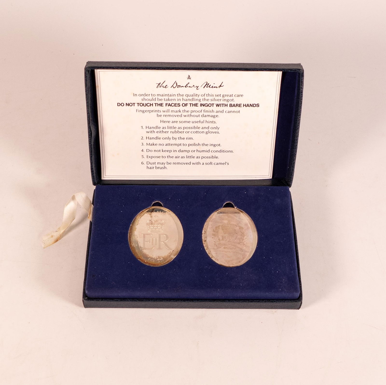A boxed pair of oval silver Ingots for the Queens Silver jubilee 1977, 85.5g. (1 of 2)
