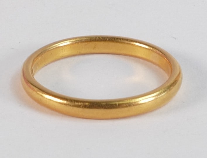 22ct gold hallmarked wedding ring / band, size Q/R, weight 4.44g (1 of 1)