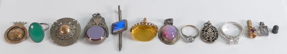 Interesting collection of silver & gold jewellery - Gold mounted swivel stone fob, similar in (1 of 1)