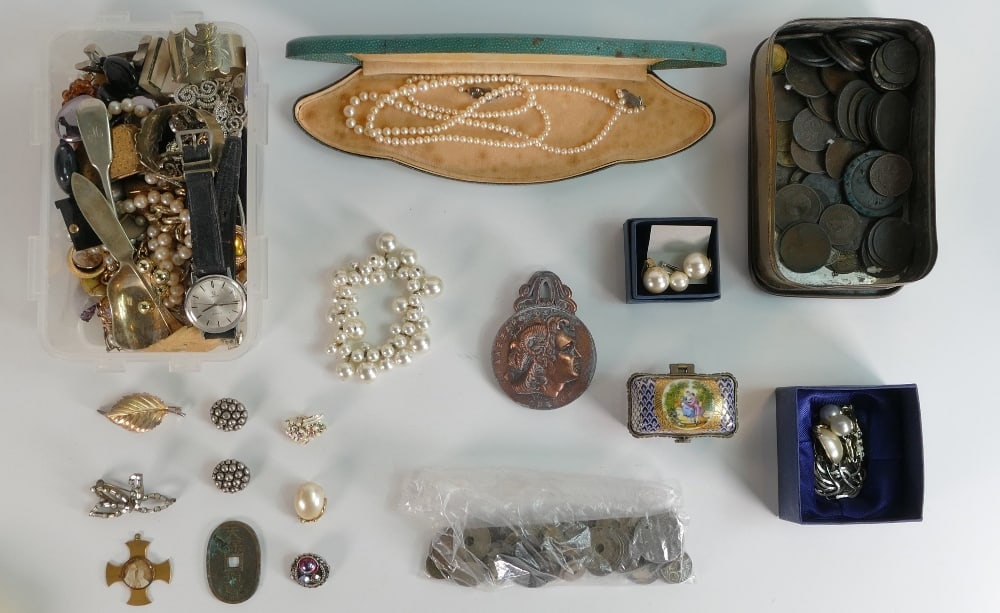 Quantity of coins, costume jewellery and collectors items.  Earrings, rings, brooches, chains, (1 of 1)