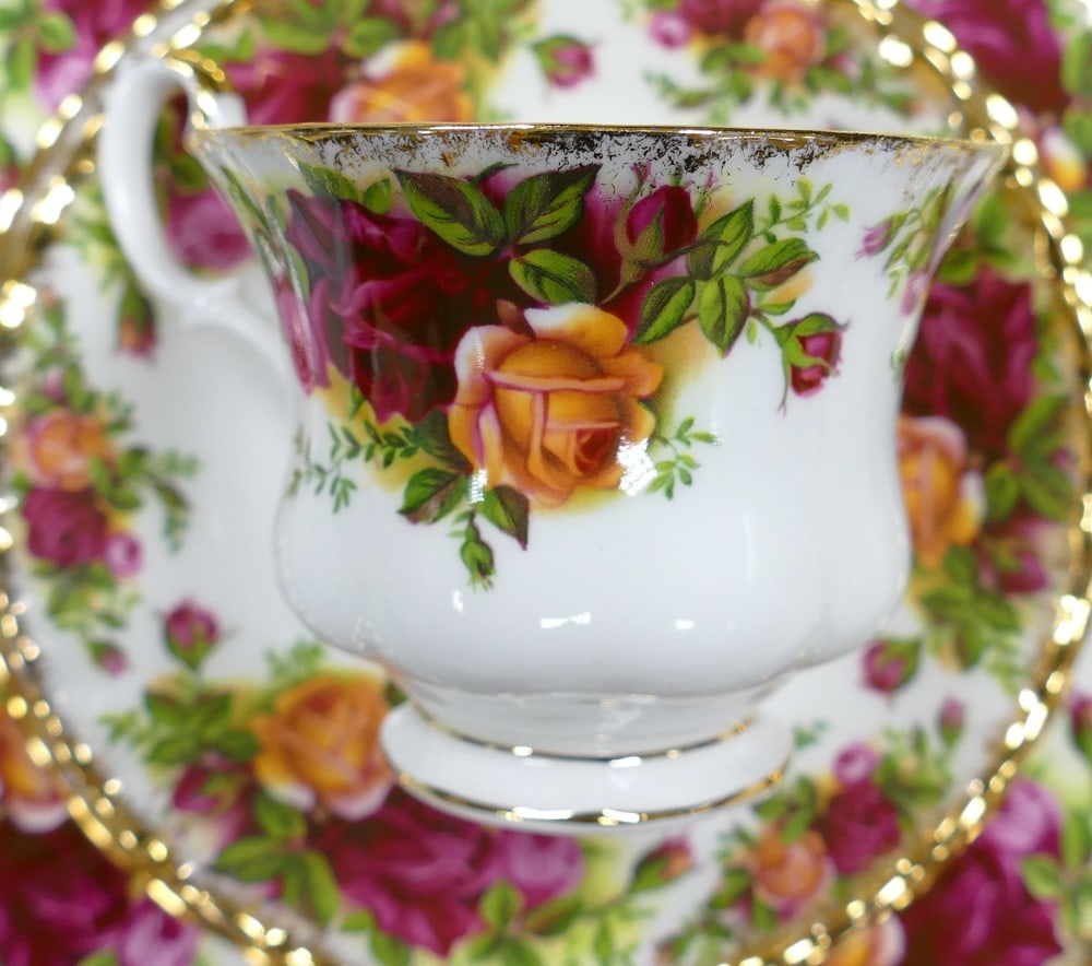 A large collecction of Royal Albert Old Country Roses pattern tea & dinner ware to include 8 x (1 of 8)