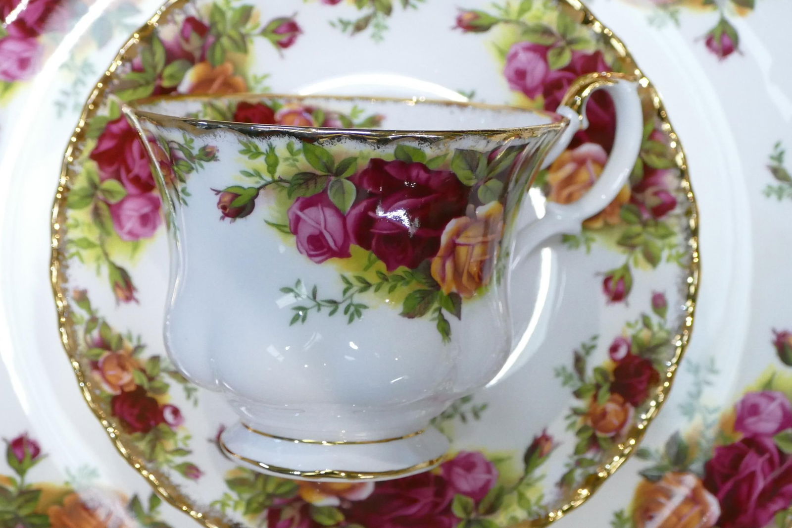 A large collection of Old Country Roses china to include 12 x 27cm dinner plates, 12 x 20cm pasta (1 of 2)