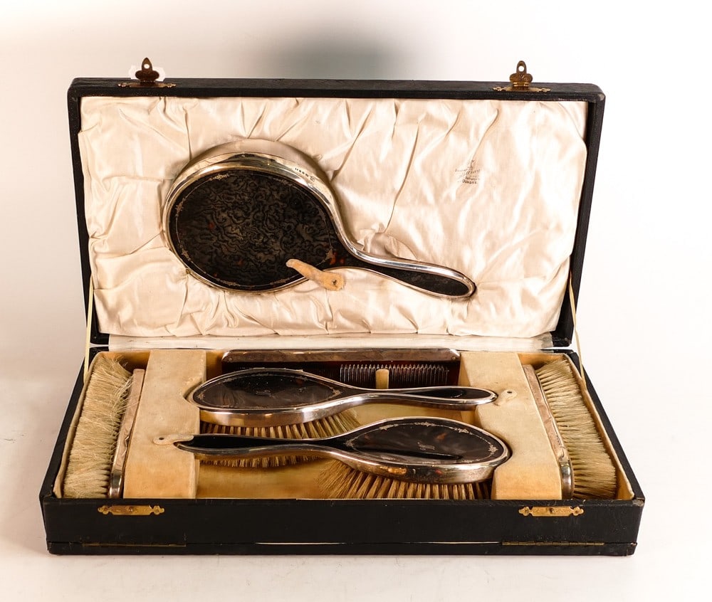 Richard Comyns, 1926, silver mounted vanity set from Rattray & Co. Art Jewellers of Nethergate,: Richard Comyns, 1926, silver mounted vanity set from Rattray & Co. Art Jewellers of Nethergate, Dundee. In original black leather case, monogrammed M to lid and each item within the case.