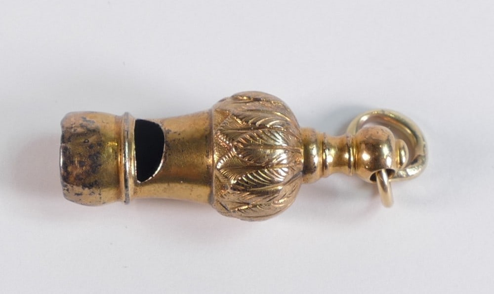 18ct gold whistle fob, 3g.: 18ct gold whistle fob, 3g.