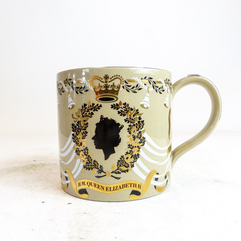 Wedgwood large mug commemorating Her Majesty Queen Elizabeth II wedding Anniversary in 1947 designed: Wedgwood large mug commemorating Her Majesty Queen Elizabeth II wedding Anniversary in 1947 designed by Richard Guyatt, h.10.5cm.