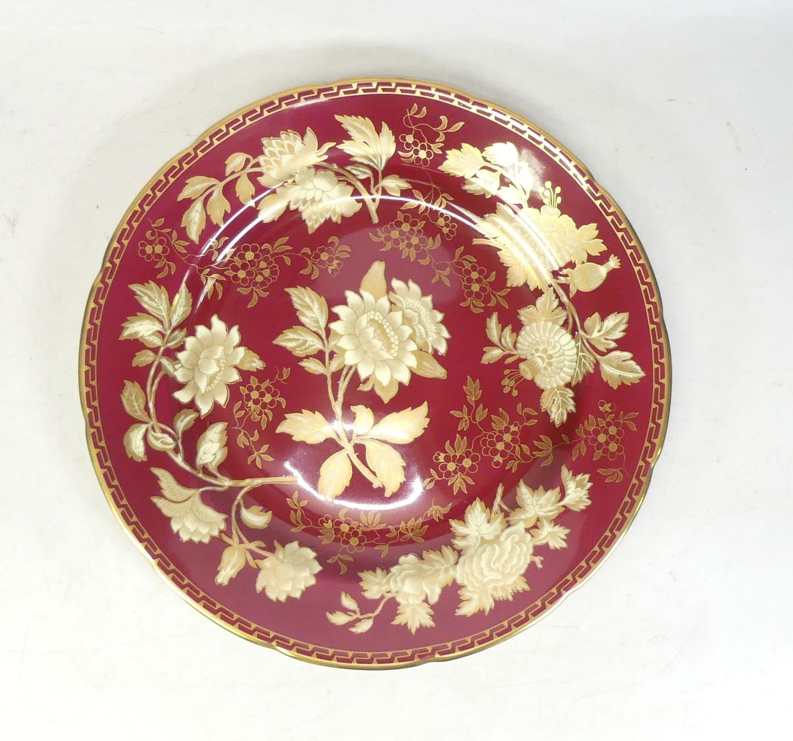 Wedgwood, Ruby Tonquin Dinner Plate. Diameter: 28cm (1 of 2)