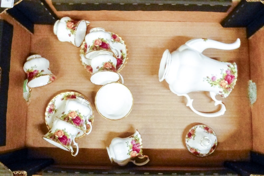 Royal Albert, Old Country Roses Pattern 15-Piece Coffee Set comprising Coffee Pot, Sugar Bowl,: Royal Albert, Old Country Roses Pattern 15-Piece Coffee Set comprising Coffee Pot, Sugar Bowl, Milk Jug and Six Cups and Saucers