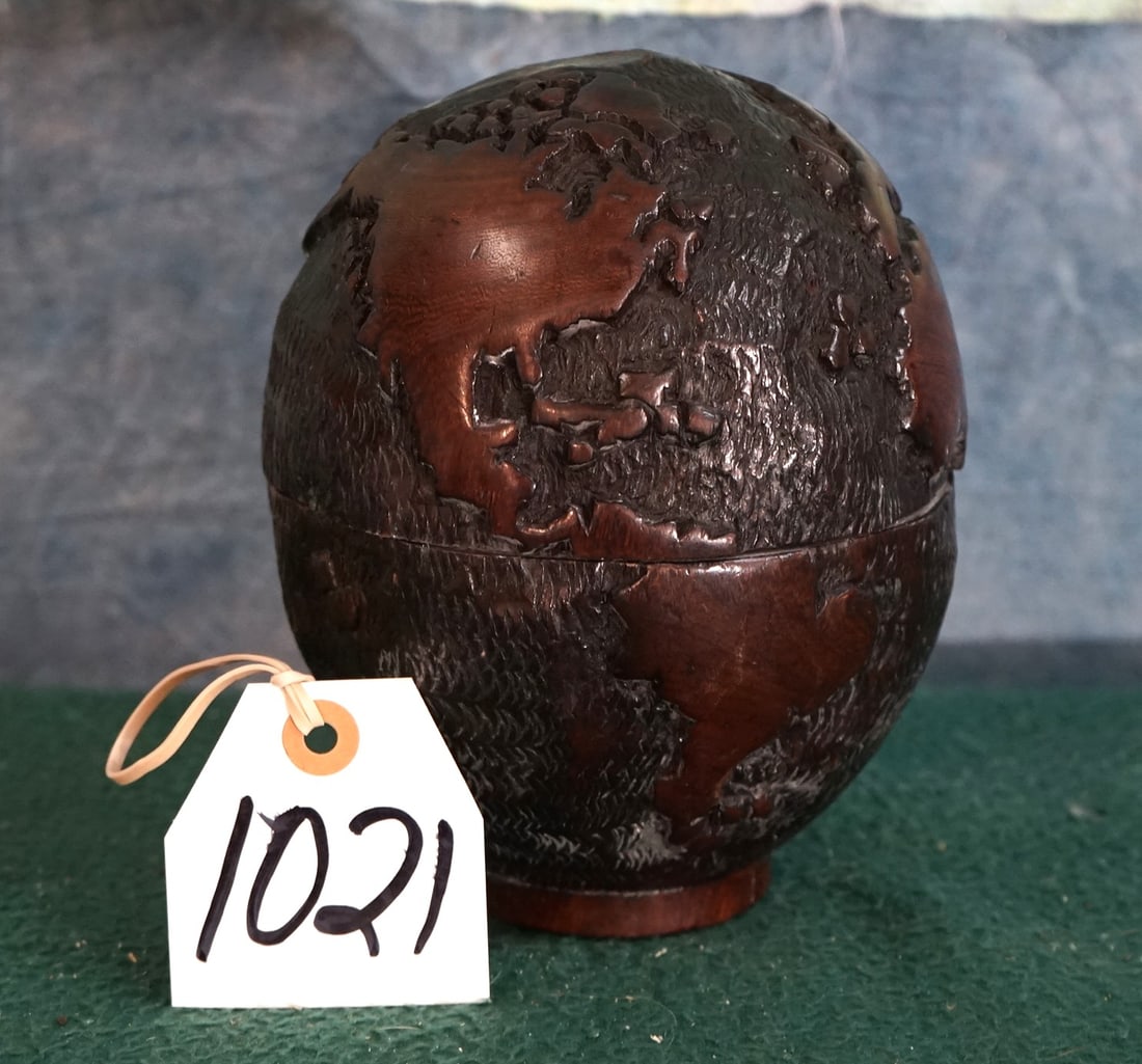 Wood World Map Shape in Egg comes in two piece: Decorations