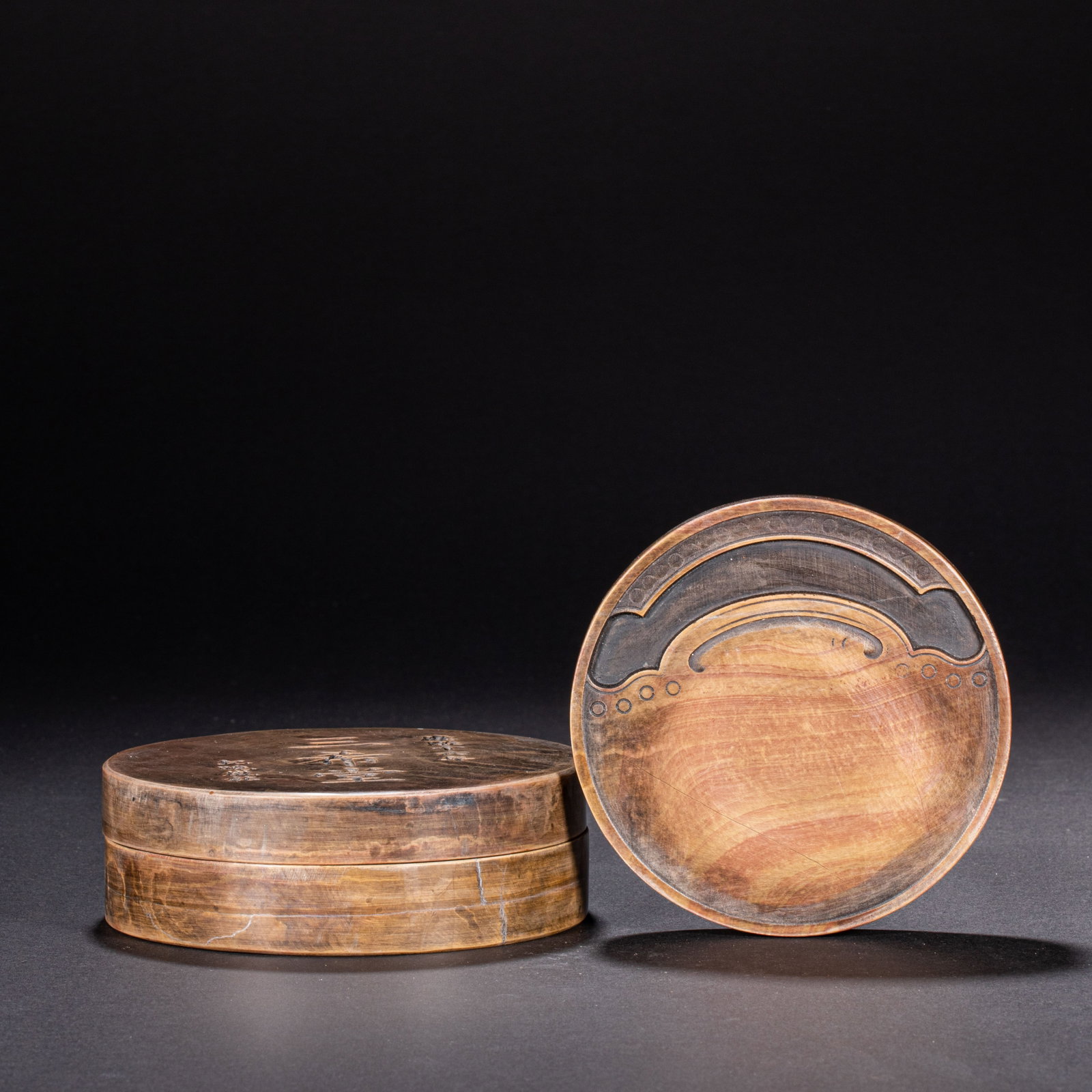Inkstone of Qing Dynasty: Height: 4 cm, width: 12.2 cm, weight: 1244 g