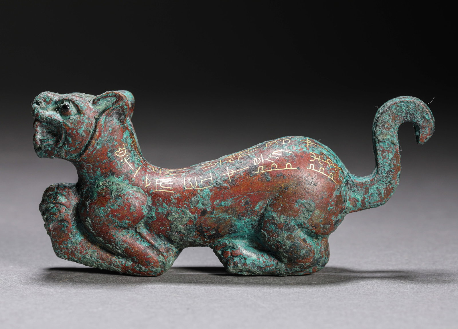 Before the Ming Dynasty, bronze was mixed with gold: Height: 4 cm, width :19 cm