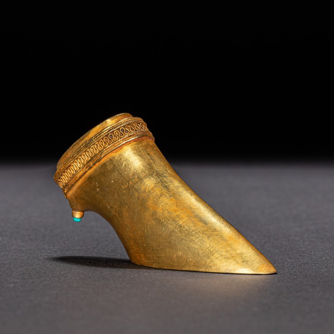 Golden horseshoe before Ming Dynasty: Height: 4cm, width: 8cm, weight: 59 grams