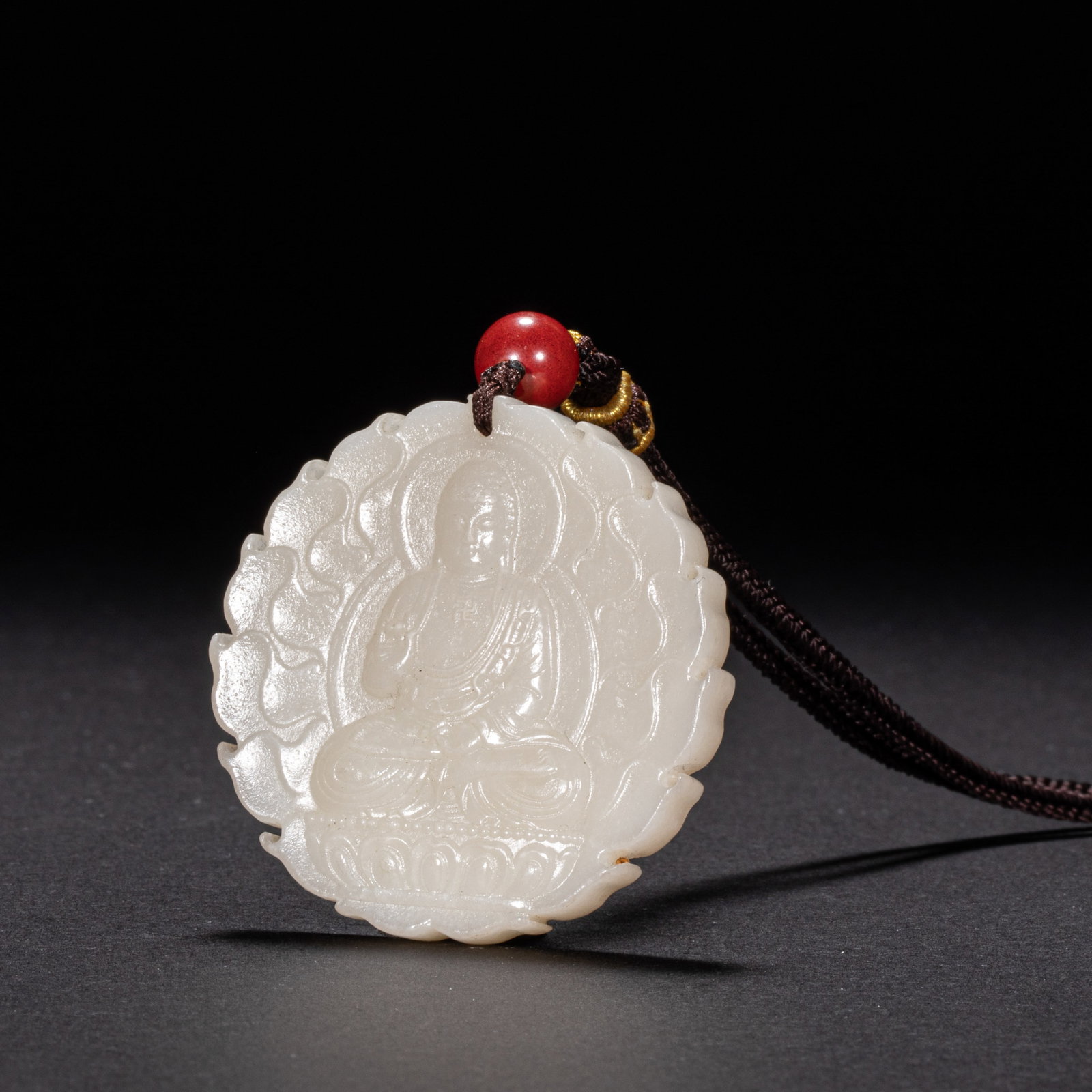 Hetian jade brand of Qing Dynasty: Diameter: 5 cm, weight: 43 grams