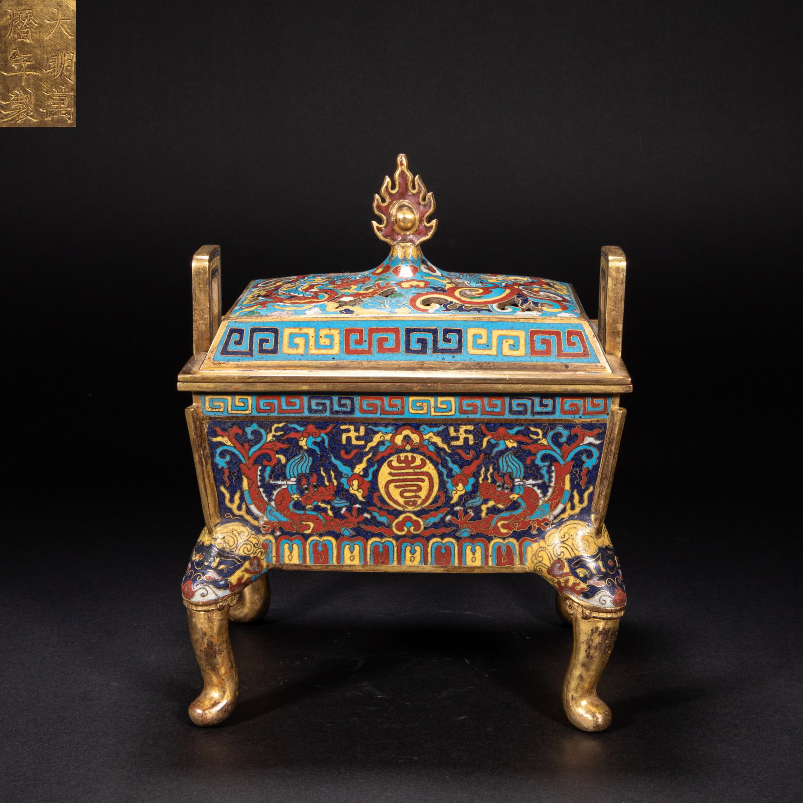 Cloisonne smoker in Ming Dynasty: Height: 22 cm, width: 17.2 cm, weight: 1884 grams