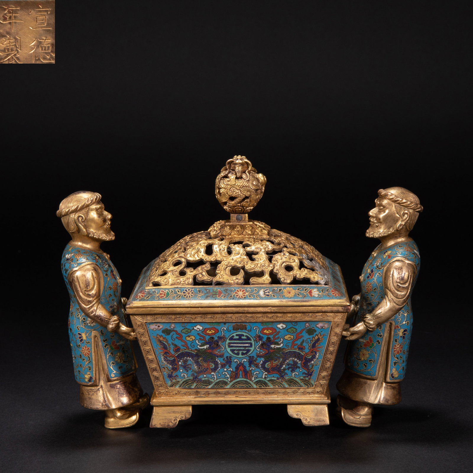 Cloisonne smoker in Ming Dynasty: Height: 16 cm, width: 22 cm, weight: 2336 grams