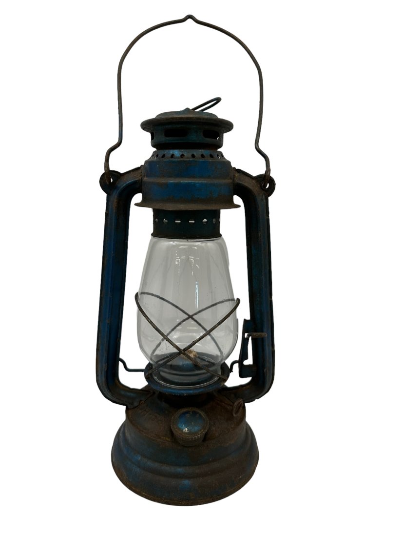 Vintage Champion CH-52 Lantern: Used condition. Untested. Glass globe has no damage.