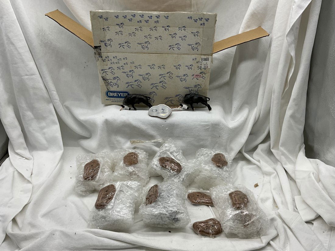 Breyer Horse Box Lot Collectibulls (1 of 2)