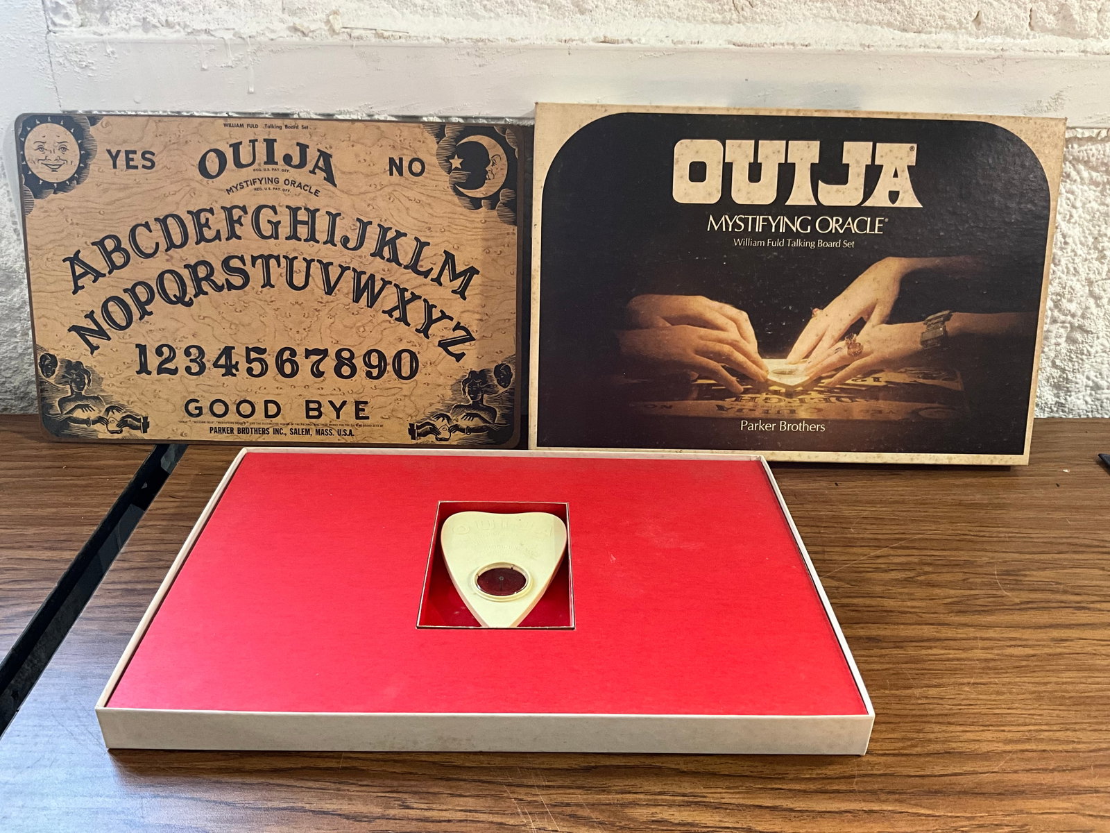 Vintage OUIJA BOARD Talking Board Set With Planchet: good condition.