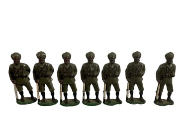 Lot Of 7 EIRE Lead Fighting Soldiers Toys