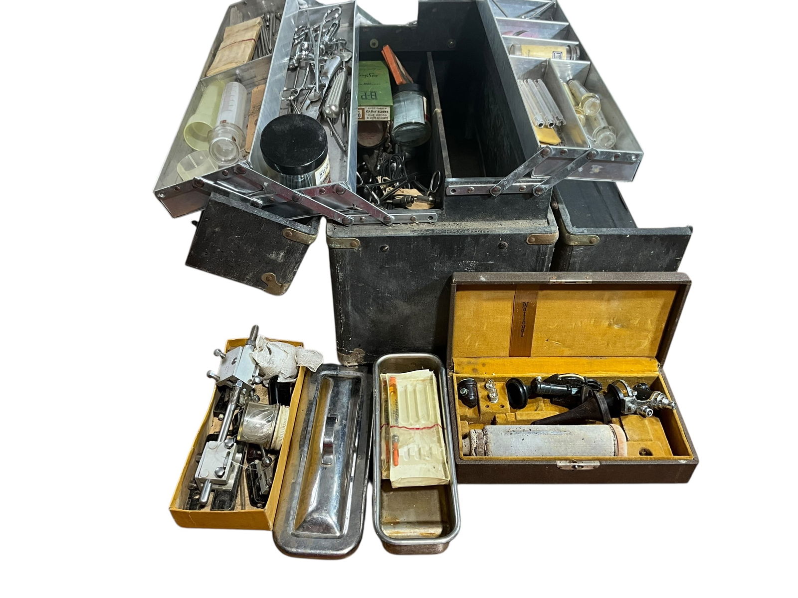 Vintage Veterinarian Toolbox FULL : Lots Of Tools Of The Trade (1 of 7)