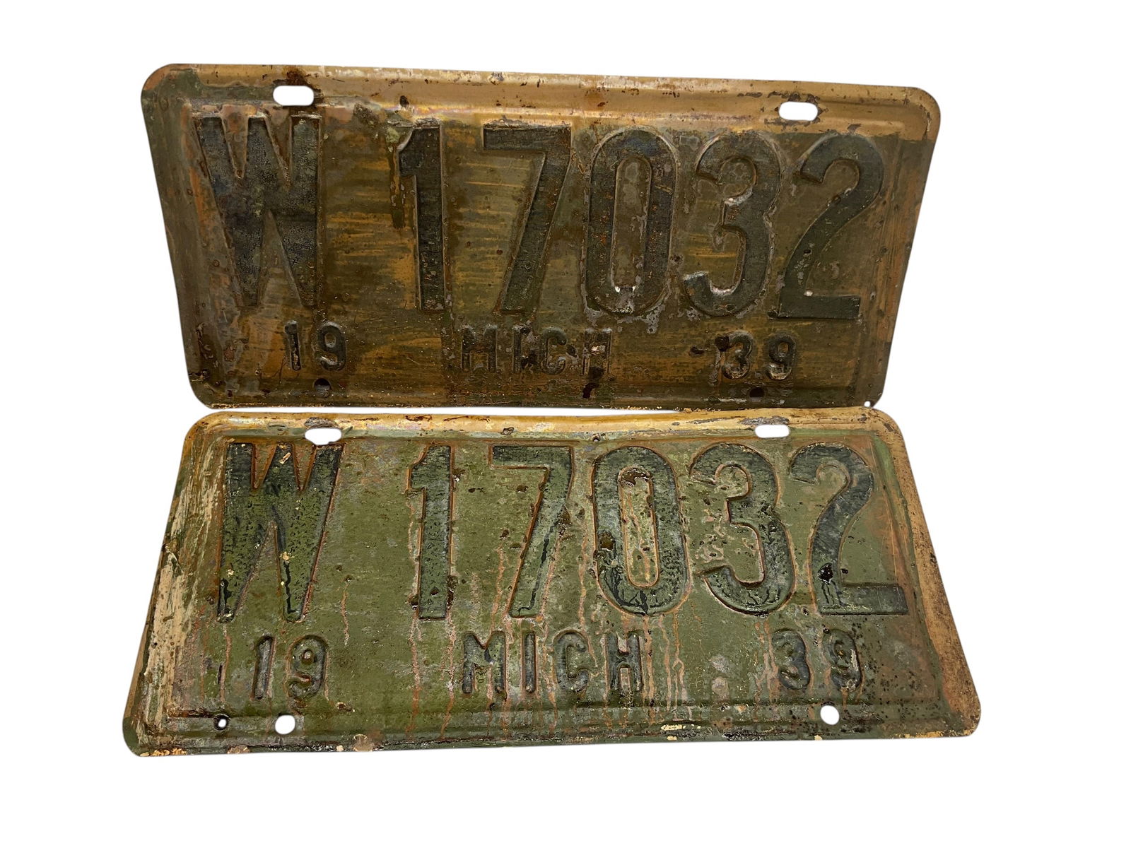 Matching Pair 1939 Michigan Auto License Plate Tags (1 of 2)