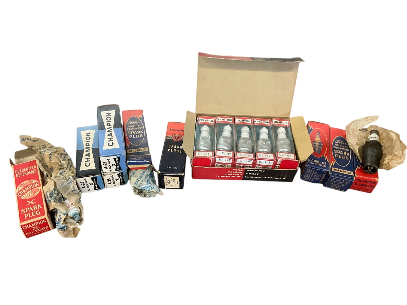 Lot Of Vintage Spark Plugs / Ford Champion +++ (1 of 3)