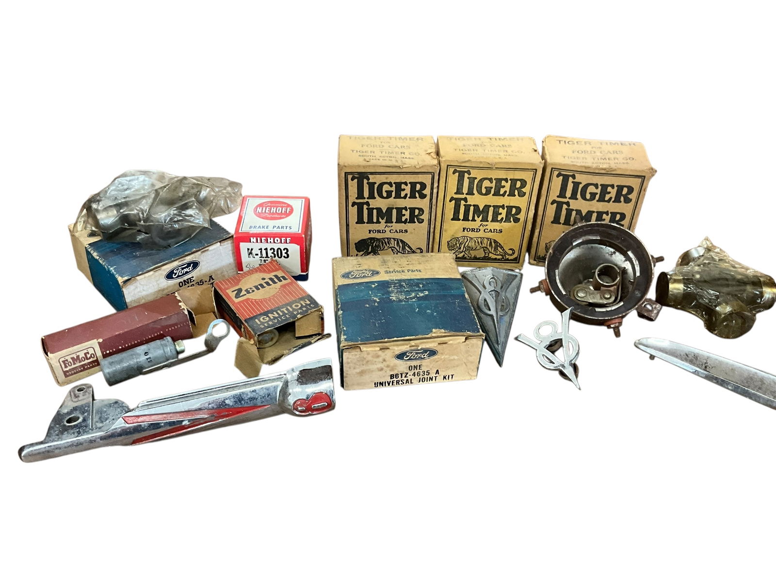 Vintage Lot FORD Auto Parts / Emblems / Misc (1 of 3)