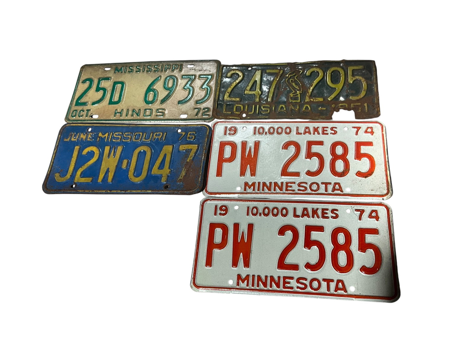 5 Vintage License Plates: Fair to great condition. Matching pair 1974 Minnesota, 1951 Louisiana, 1976 Missouri, 1972 Mississippi.