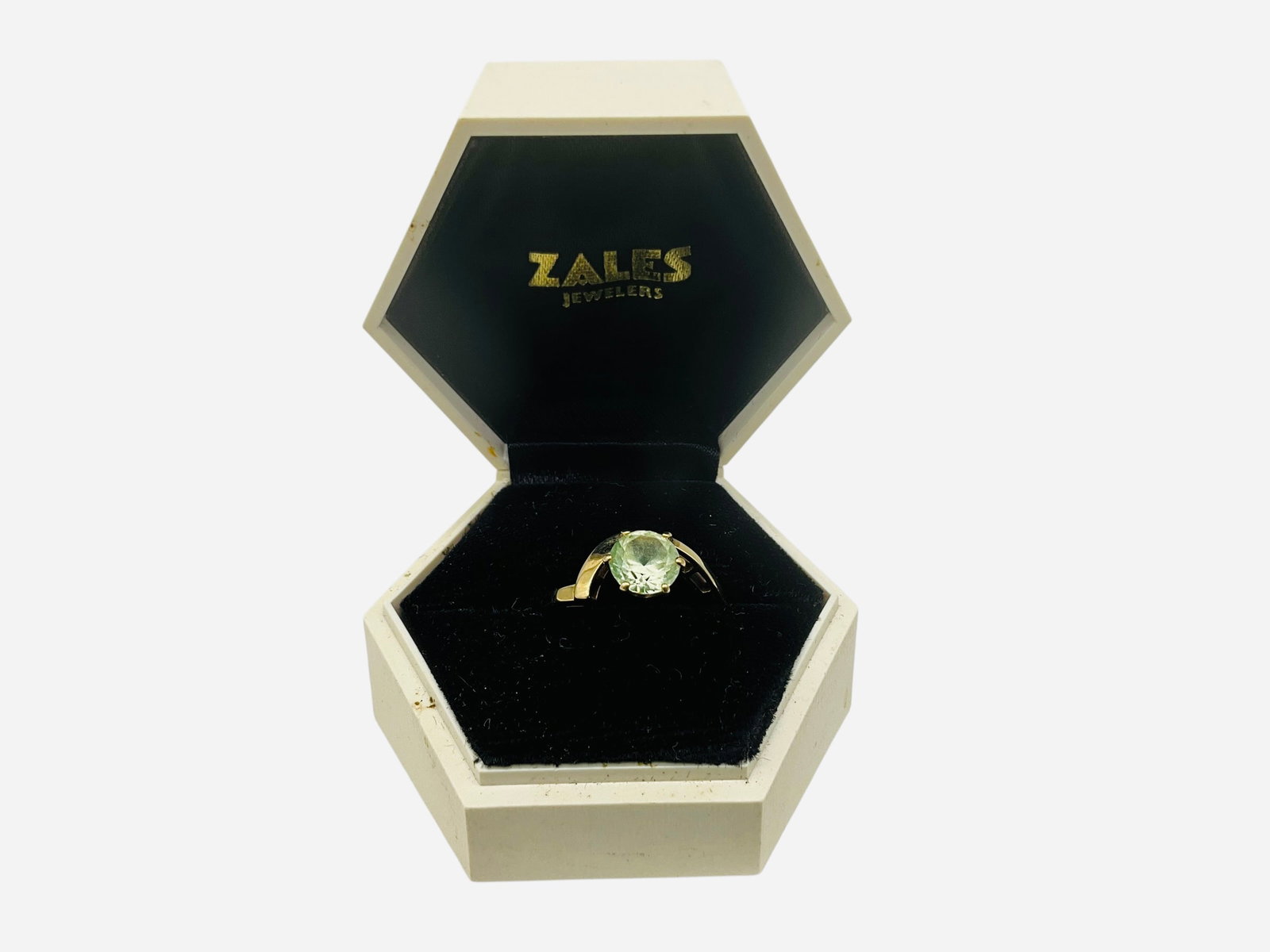 10K Gold Ring With Peridot Stone: Size 7. Total weight 2.5 grams