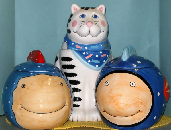 3 COOKIE JARS, SITTING CAT & 2 FISH COOKIE JARS, B: 3 COOKIE JARS, SITTING CAT & 2 FISH COOKIE JARS, BY COCA DOWLEY Manufacturer COCA DOWLEY