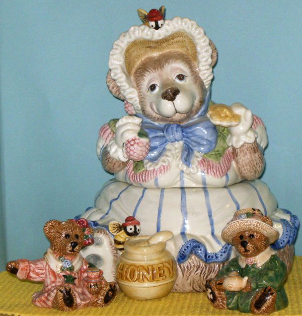 LADY BEAR COOKIE JAR, BY FRITZ & FLOYD CLASSIS TAG: LADY BEAR COOKIE JAR, BY FRITZ & FLOYD CLASSIS TAG, SOLD WITH SALT & PEPPER SHAKERS Manufacturer FRITZ & FLOYD